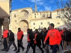 Foto 4 - Galer&iacute;a y cr&oacute;nica | El Burgo se viste de naranja para luchar contra el c&aacute;ncer