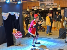 Foto 4 - La Navidad se apodera del E. Leclerc con un elfo que ha desatado las risas de los peque&ntilde;os
