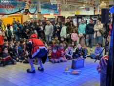Foto 6 - La Navidad se apodera del E. Leclerc con un elfo que ha desatado las risas de los peque&ntilde;os