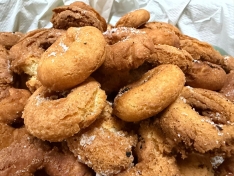 Foto 3 - Unos particulares Ram&oacute;n Garc&iacute;a, Ana Obreg&oacute;n y Bel&eacute;n Esteban dan las campanadas en este pueblo de Soria de 30 habitantes