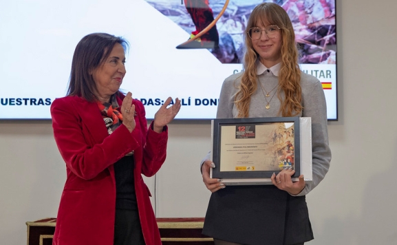 Veronika Polomarenko del IES Castilla recibe mención especial de Defensa