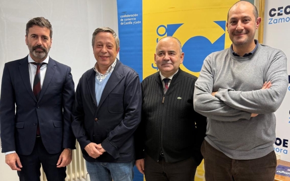 Sainz, (2º izda.) con su junta directiva. /CONFERCO