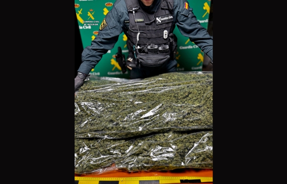 Detenido por la Guardia Civil cuando transportaba 9 kilos de cogollos de marihuana por la A-2