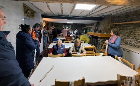 El arte de tejer con las manos centra la última edición de Al calor de la Lana en Villar del Río