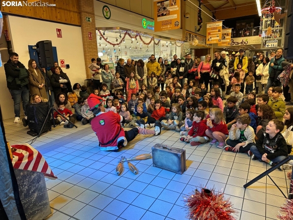 La Navidad se apodera del E. Leclerc con un elfo que ha desatado las risas de los pequeños