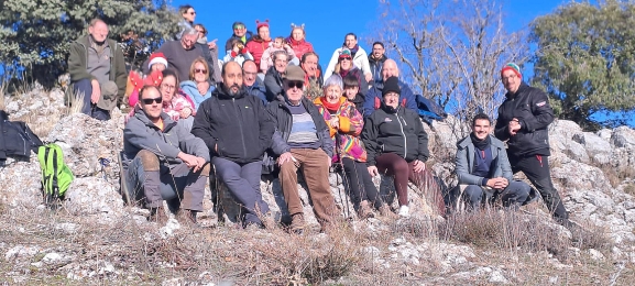 Villaciervitos da la bienvenida a la Navidad con instalación del belén y encendido del árbol