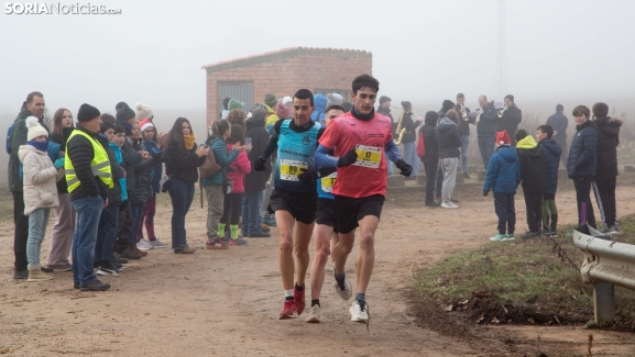 En imágenes: Centenares de atletas empiezan el día de Nochebuena en la Legua y Media de Bayubas de Abajo