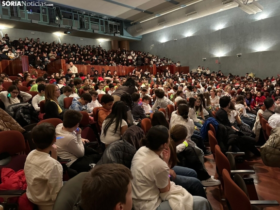 Unos 400 alumnos de Primaria llevan la Navidad a la Audiencia con sus villancicos