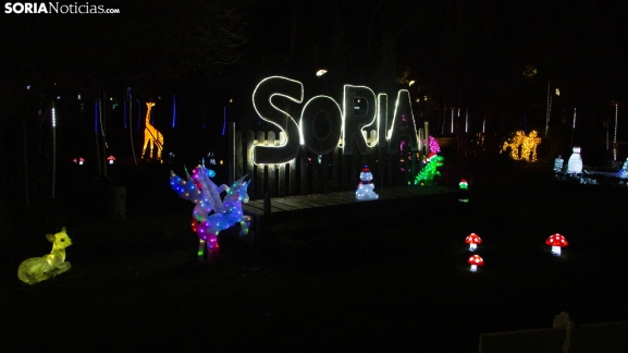 En imágenes: Viaje al centro de la Navidad soriana, un paseo fotográfico por el Zoo Luminoso de La Dehesa