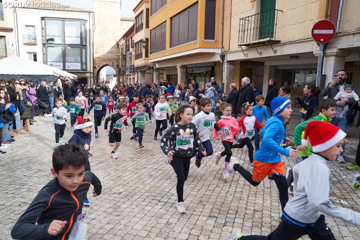 Fotos: Cientos de corredores queman los turrones en la Carrera de Navidad de Almazán 