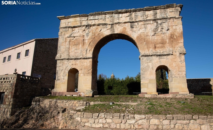 Las obras de la travesía de Medinaceli sacan a la luz nuevos tramos de la muralla romana