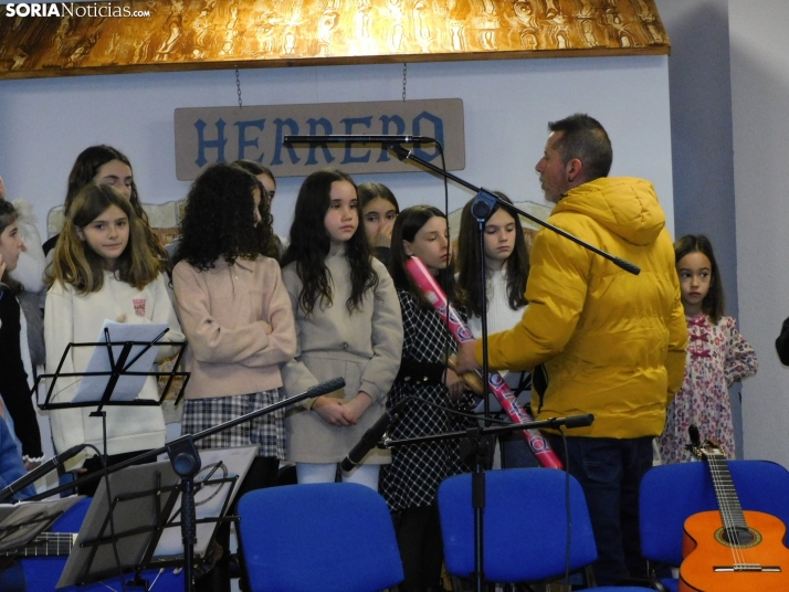 En im&aacute;genes: El Coro infantil de Duruelo y la Ronda unen sus voces e instrumentos en un concierto navid