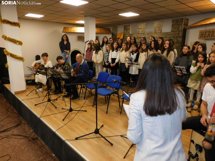 En im&aacute;genes: El Coro infantil de Duruelo y la Ronda unen sus voces e instrumentos en un concierto navid