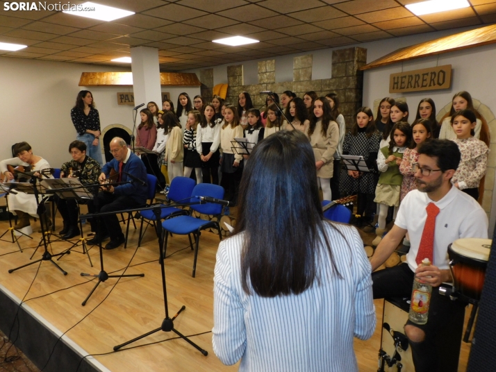En im&aacute;genes: El Coro infantil de Duruelo y la Ronda unen sus voces e instrumentos en un concierto navid