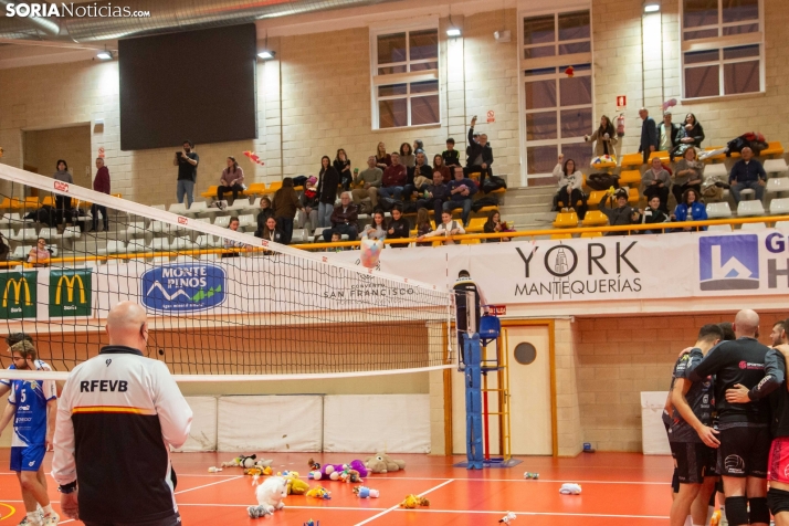 Lluvia de peluches del Santo Domingo Sporting 2025