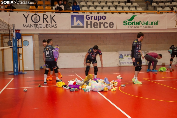 Lluvia de peluches del Santo Domingo Sporting 2025