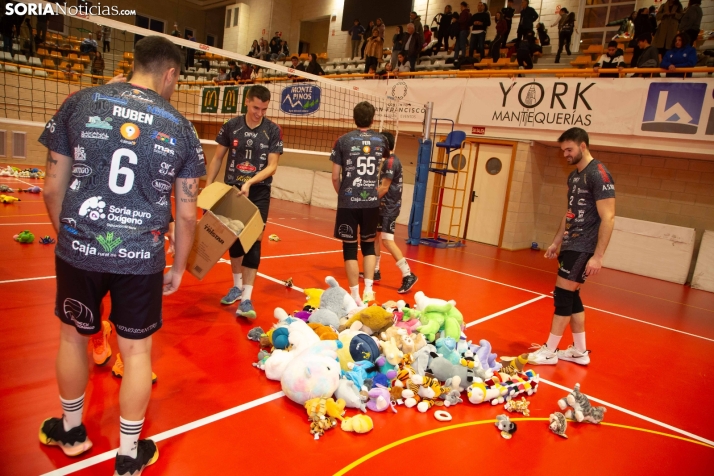 Lluvia de peluches del Santo Domingo Sporting 2025