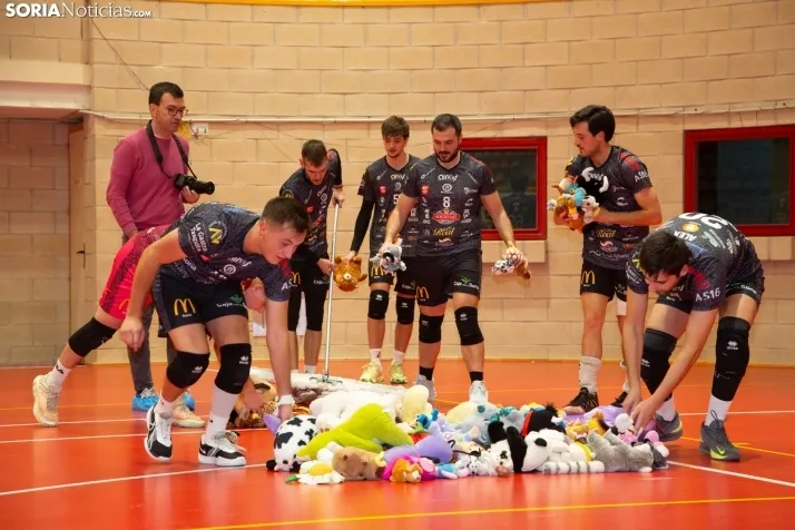 Lluvia de peluches del Santo Domingo Sporting 2025