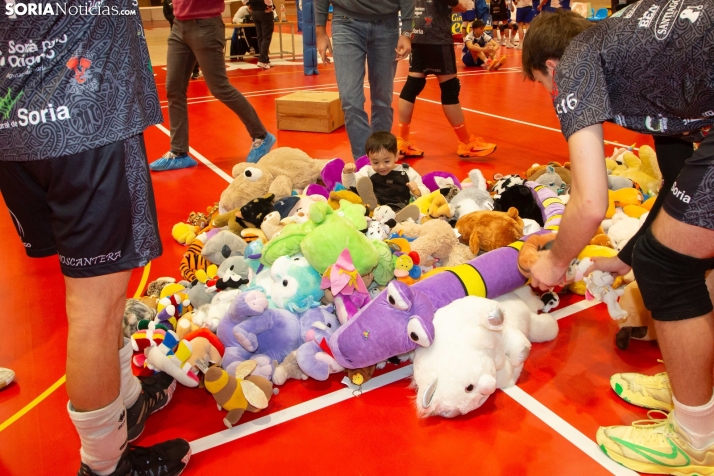 Lluvia de peluches del Santo Domingo Sporting 2025