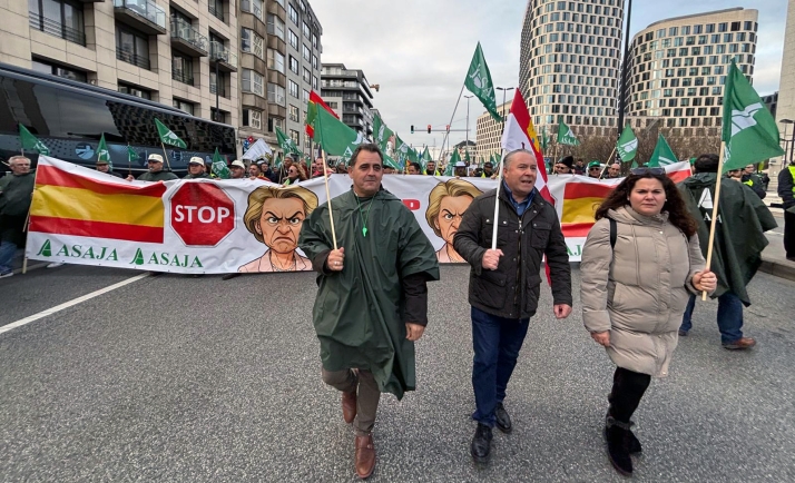 Ana Pastor a la derecha, con Donaciano Dujo durante la multitudinaria manifestación en Bruselas. /ASAJA