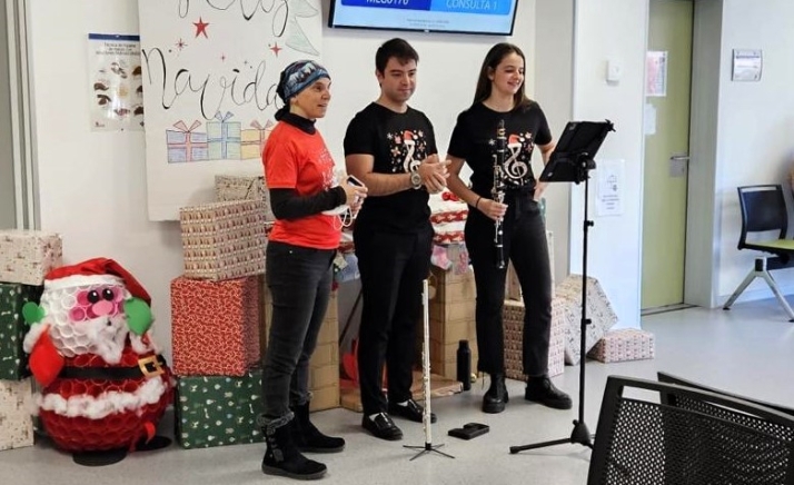 Música y deportistas amenizan la Navidad en el Hospital Santa Bárbara