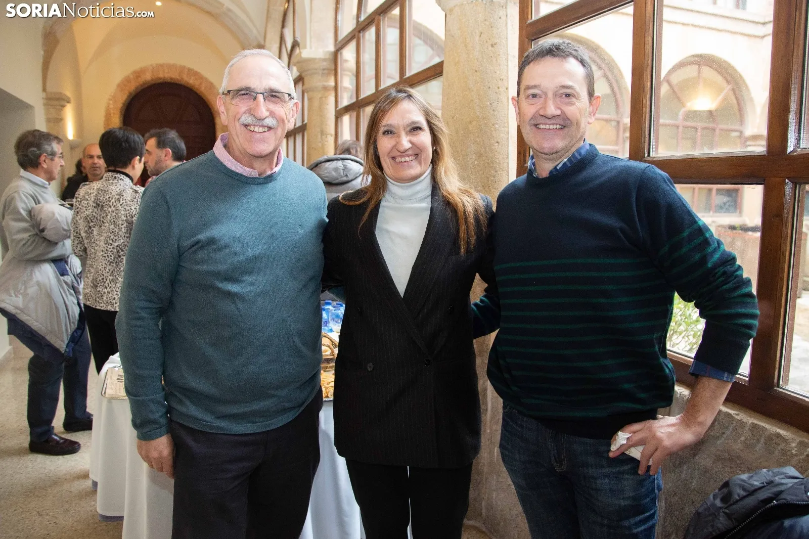 Los asistentes al acto disfrutaron de un vino español en el claustro de La Merced. /Ferrer