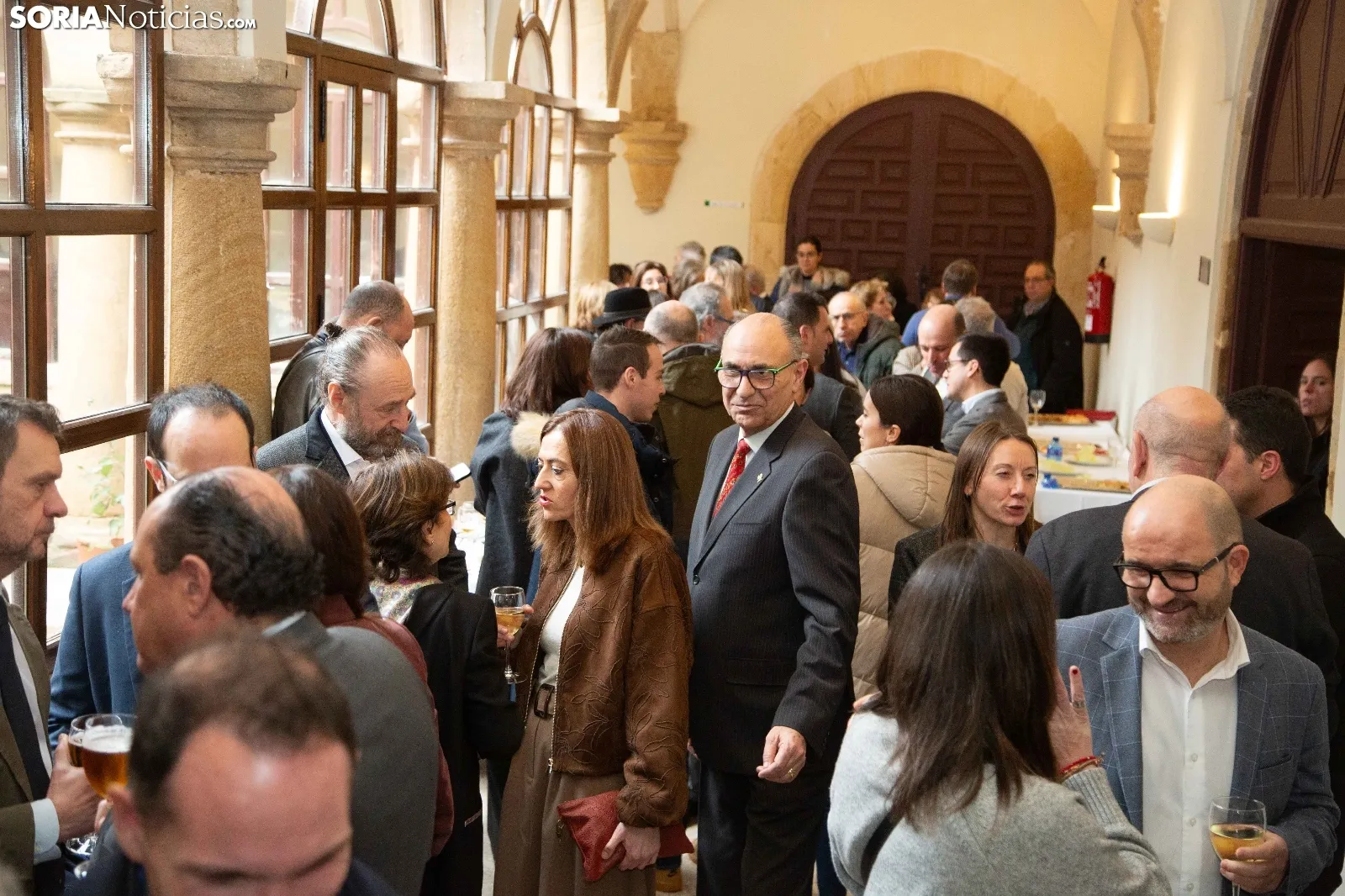 Los asistentes al acto disfrutaron de un vino español en el claustro de La Merced. /Ferrer