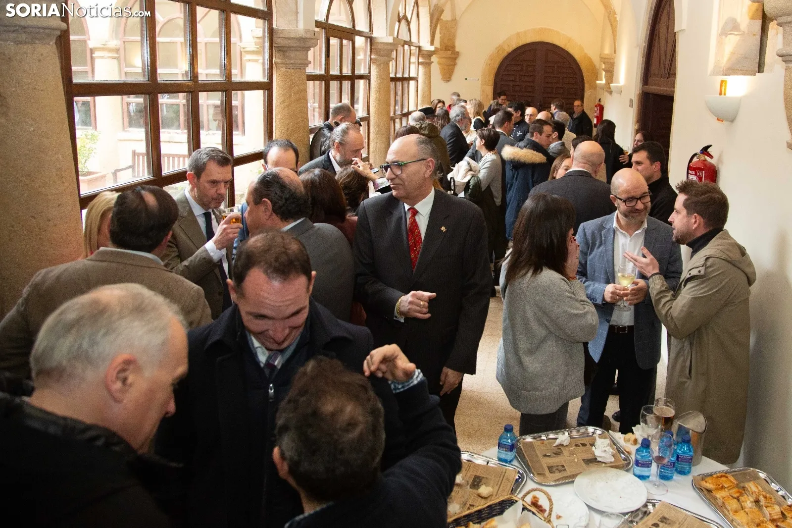 Los asistentes al acto disfrutaron de un vino español en el claustro de La Merced. /Ferrer