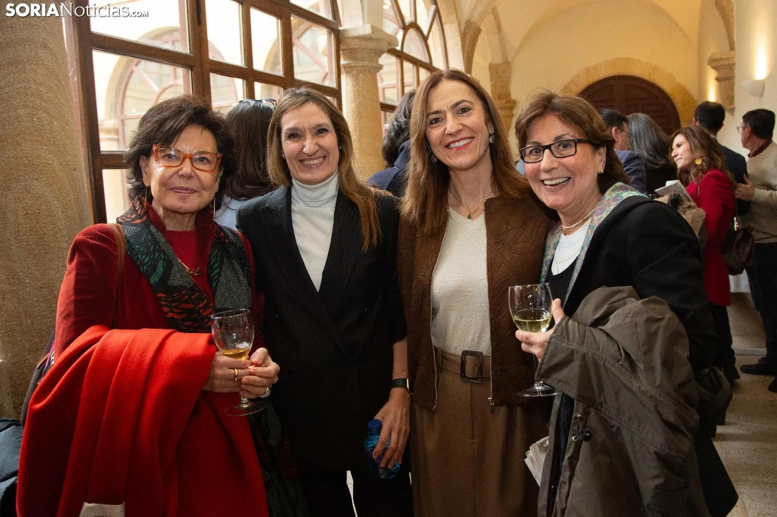 Los asistentes al acto disfrutaron de un vino español en el claustro de La Merced. /Ferrer