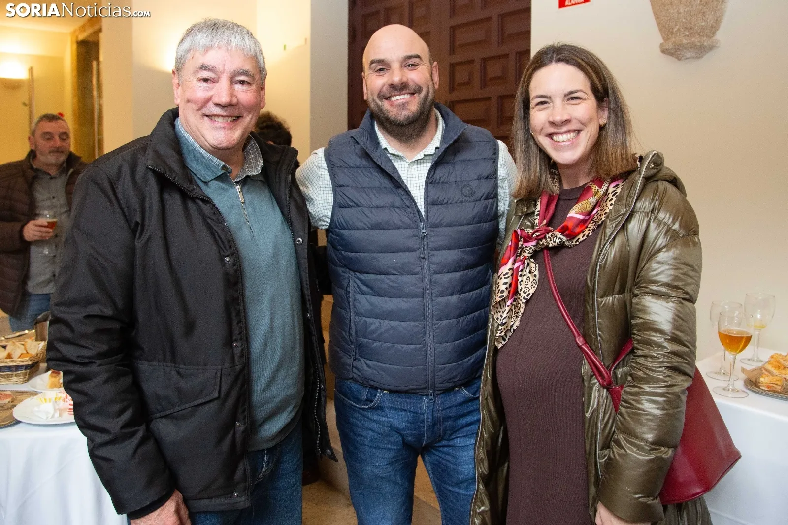 Los asistentes al acto disfrutaron de un vino español en el claustro de La Merced. /Ferrer
