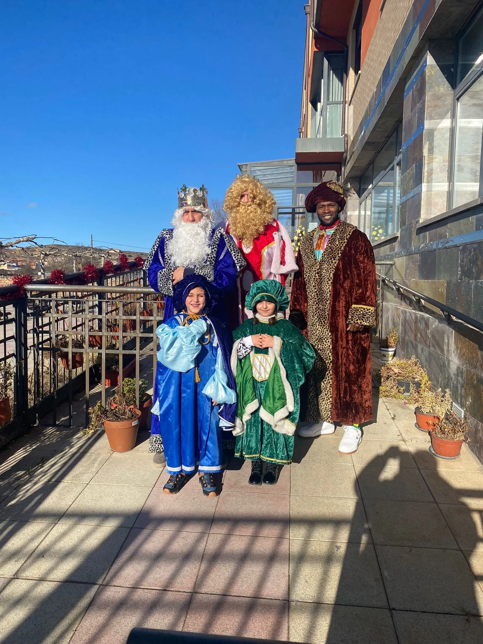Foto 2 - Los Reyes Magos no se olvidaron de los m&aacute;s mayores y visitaron los centros de Residencia Latorre