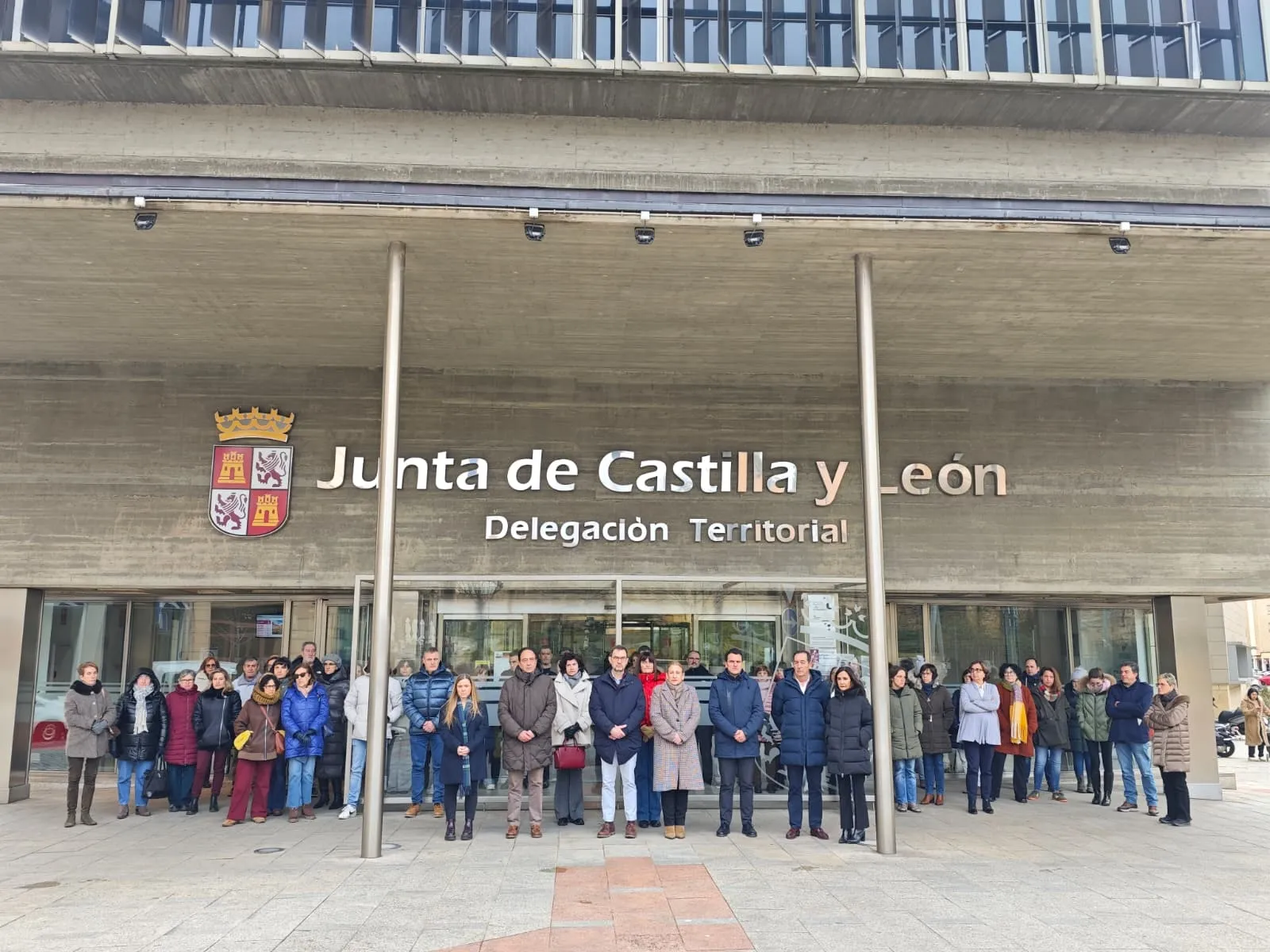Minuto de silencio en la delegación de la Junta. 