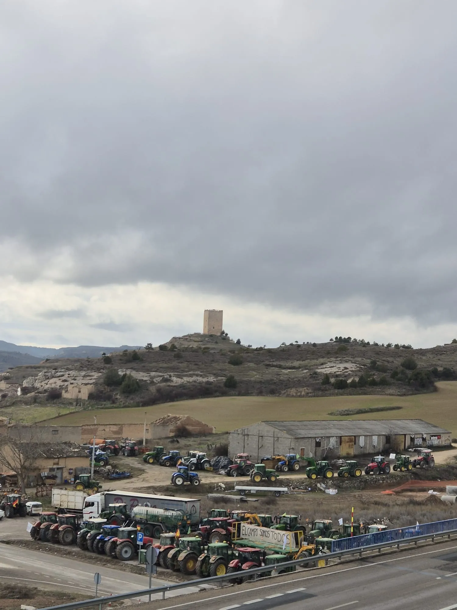 Foto 2 - VIDEO | Retrasos de dos horas por protestas agrarias entre Langa y Aranda