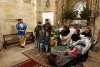 Varios niños en la ermita con el Paje Real. /SN