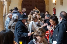 Los asistentes al acto disfrutaron de un vino español en el claustro de La Merced. /Ferrer