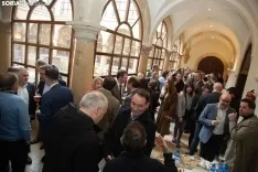 Los asistentes al acto disfrutaron de un vino español en el claustro de La Merced. /Ferrer