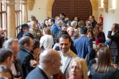 Los asistentes al acto disfrutaron de un vino español en el claustro de La Merced. /Ferrer