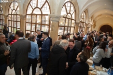 Los asistentes al acto disfrutaron de un vino español en el claustro de La Merced. /Ferrer