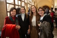 Los asistentes al acto disfrutaron de un vino español en el claustro de La Merced. /Ferrer