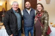 Los asistentes al acto disfrutaron de un vino español en el claustro de La Merced. /Ferrer