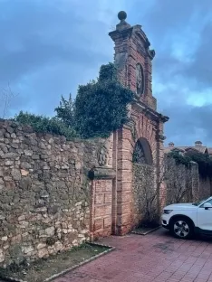 Puerta de cocheros del jardín. 