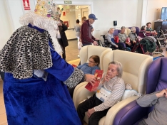 Foto 5 - Los Reyes Magos no se olvidaron de los m&aacute;s mayores y visitaron los centros de Residencia Latorre