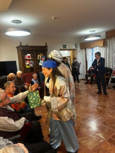 Foto 3 - Los Reyes Magos no se olvidaron de los m&aacute;s mayores y visitaron los centros de Residencia Latorre