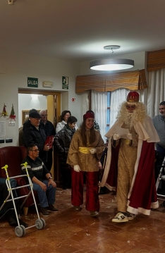 Foto 6 - Los Reyes Magos no se olvidaron de los m&aacute;s mayores y visitaron los centros de Residencia Latorre