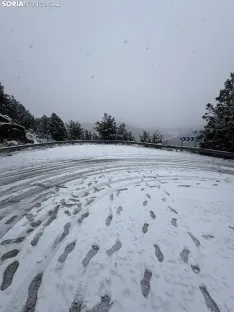 Foto 5 - Caos en La Galiana: La nieve provoca un atasco y la quitanieves a&uacute;n no ha hecho acto de presencia en la v&iacute;a
