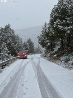 Foto 4 - Caos en La Galiana: La nieve provoca un atasco y la quitanieves a&uacute;n no ha hecho acto de presencia en la v&iacute;a