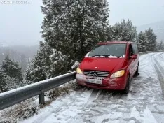 Foto 3 - Caos en La Galiana: La nieve provoca un atasco y la quitanieves a&uacute;n no ha hecho acto de presencia en la v&iacute;a
