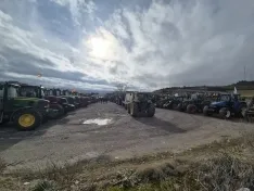 Foto 3 - VIDEO | Retrasos de dos horas por protestas agrarias entre Langa y Aranda
