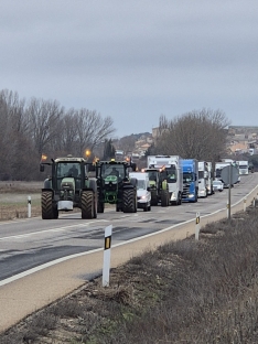 Foto 6 - VIDEO | Retrasos de dos horas por protestas agrarias entre Langa y Aranda