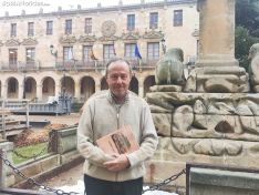 Pepe Boces en el archivo municipal. 